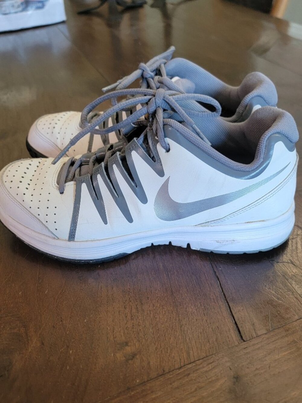 Women's Nike Vapor Court Athletic Shoes Leather Size 8 White Gray